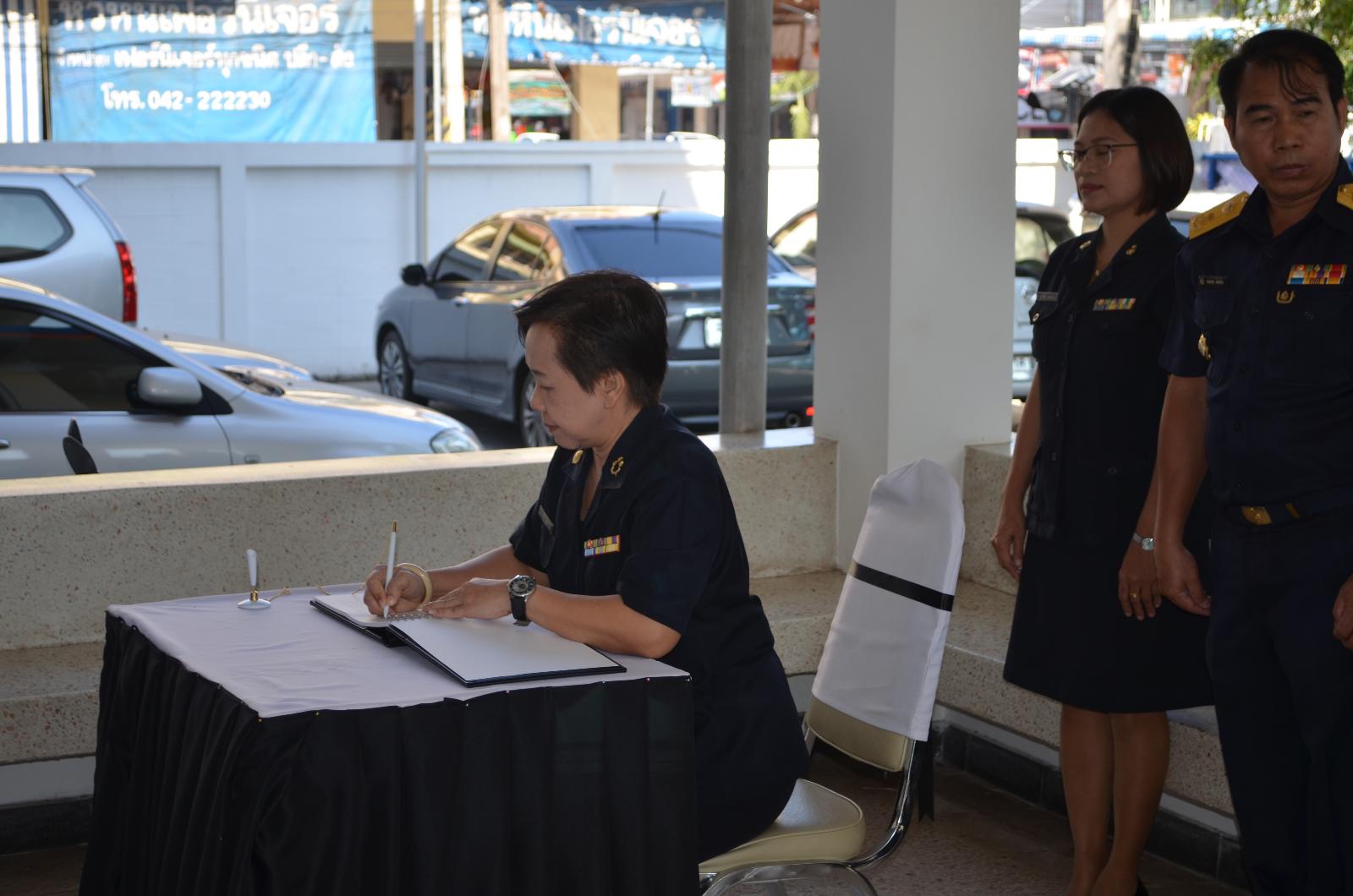 ภาพถ่าย ใช้ปุ่มลูกศร ซ้าย หรือ ขวา เลื่อนภาพถ่าย หรือปุ่มสามเหลี่ยมฉายภาพอัตโนมัติ  ถ้าต้องการบันทึกภาพ ใช้เมาส์คลิกขวาเลือกหัวข้อ  เป็นรูปภาพเป็น.. หรือ save as.. แสดงเต็มจอภาพ กุดปุ่ม F11 