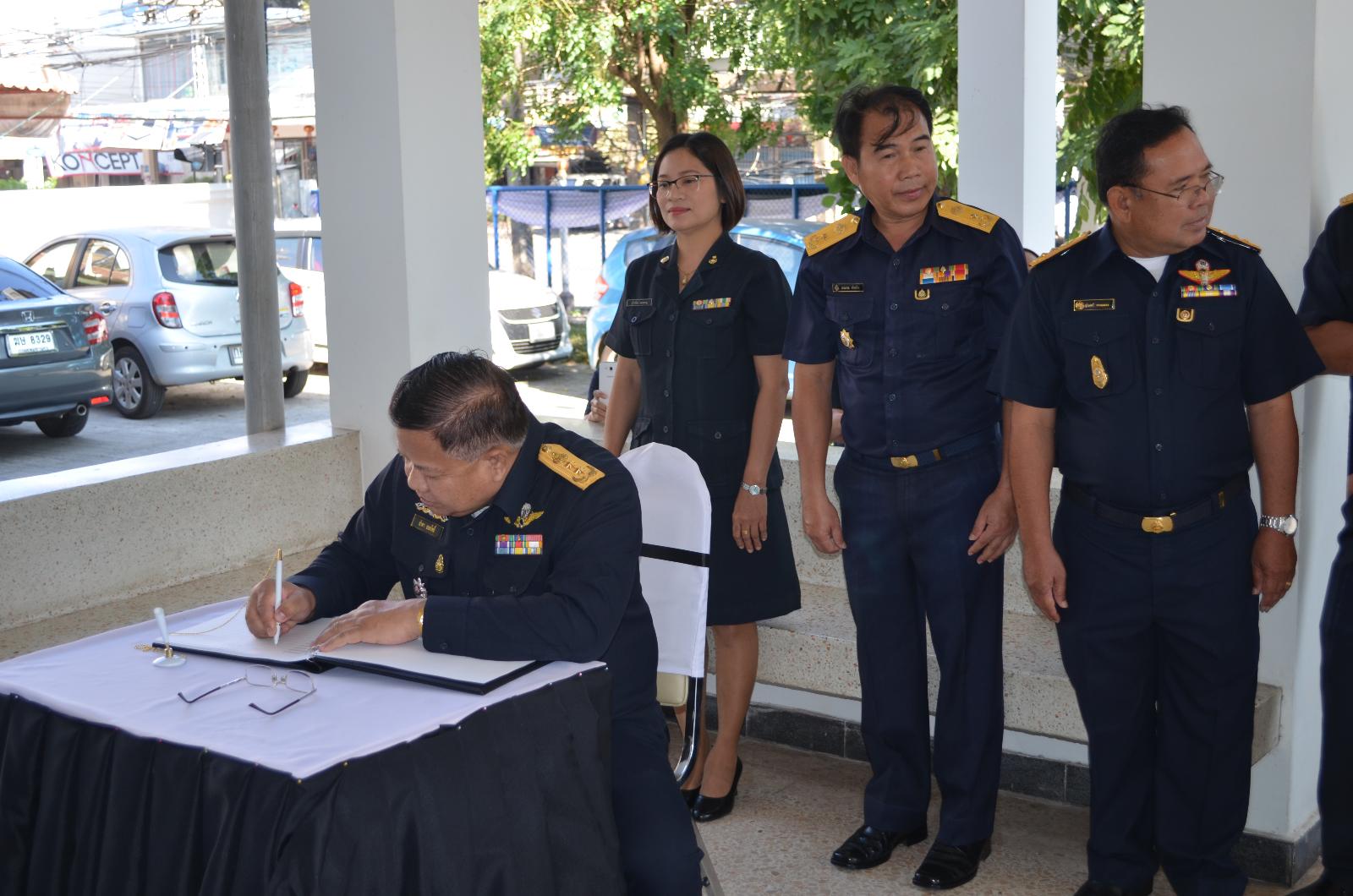 ภาพถ่าย ใช้ปุ่มลูกศร ซ้าย หรือ ขวา เลื่อนภาพถ่าย หรือปุ่มสามเหลี่ยมฉายภาพอัตโนมัติ  ถ้าต้องการบันทึกภาพ ใช้เมาส์คลิกขวาเลือกหัวข้อ  เป็นรูปภาพเป็น.. หรือ save as.. แสดงเต็มจอภาพ กุดปุ่ม F11 