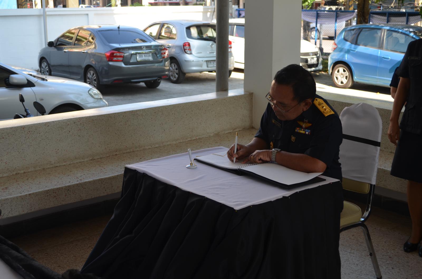 ภาพถ่าย ใช้ปุ่มลูกศร ซ้าย หรือ ขวา เลื่อนภาพถ่าย หรือปุ่มสามเหลี่ยมฉายภาพอัตโนมัติ  ถ้าต้องการบันทึกภาพ ใช้เมาส์คลิกขวาเลือกหัวข้อ  เป็นรูปภาพเป็น.. หรือ save as.. แสดงเต็มจอภาพ กุดปุ่ม F11 