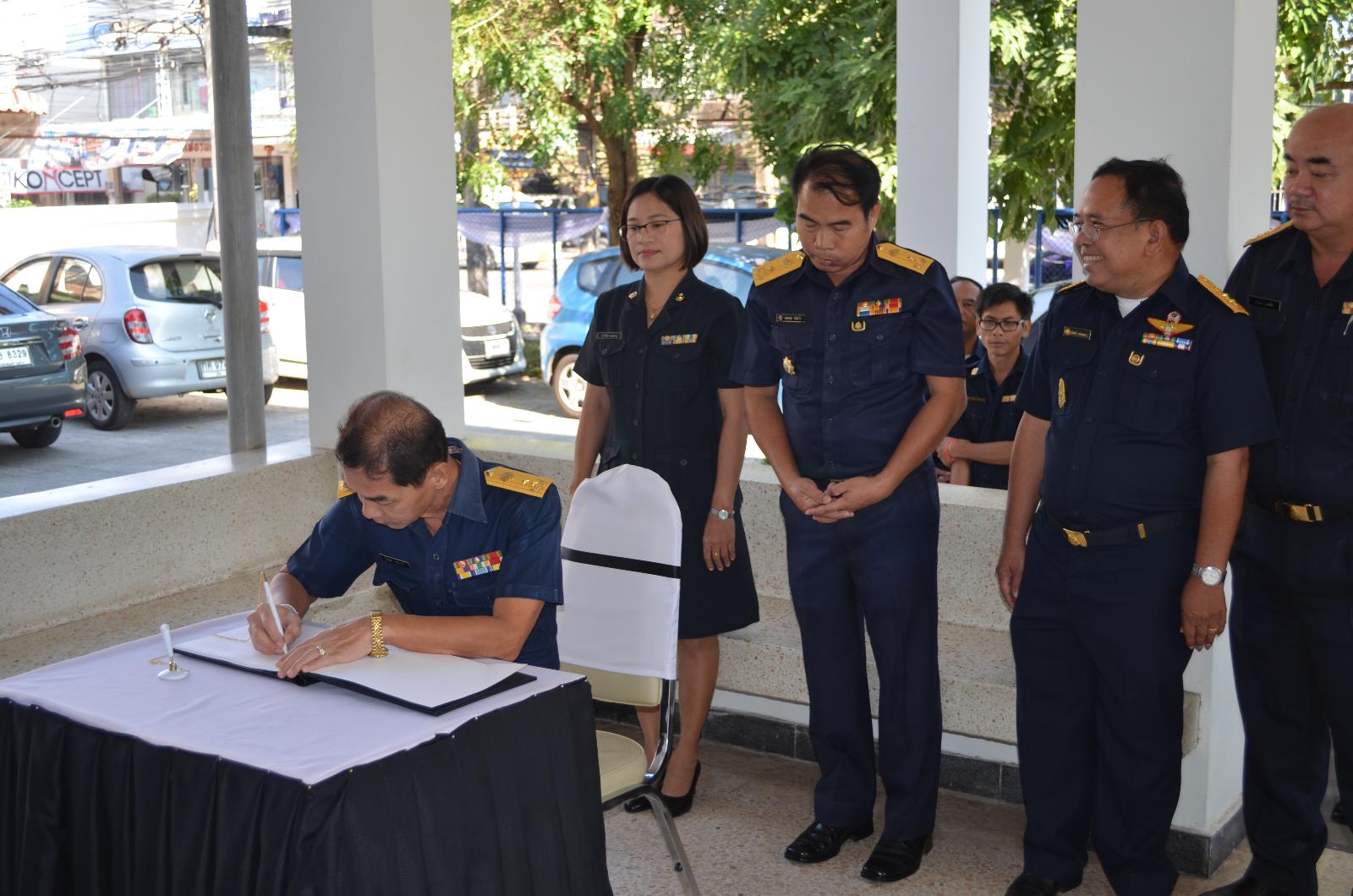 ภาพถ่าย ใช้ปุ่มลูกศร ซ้าย หรือ ขวา เลื่อนภาพถ่าย หรือปุ่มสามเหลี่ยมฉายภาพอัตโนมัติ  ถ้าต้องการบันทึกภาพ ใช้เมาส์คลิกขวาเลือกหัวข้อ  เป็นรูปภาพเป็น.. หรือ save as.. แสดงเต็มจอภาพ กุดปุ่ม F11 