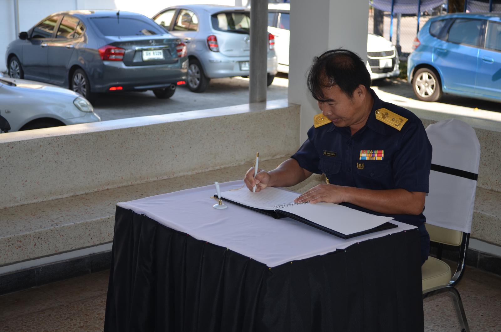 ภาพถ่าย ใช้ปุ่มลูกศร ซ้าย หรือ ขวา เลื่อนภาพถ่าย หรือปุ่มสามเหลี่ยมฉายภาพอัตโนมัติ  ถ้าต้องการบันทึกภาพ ใช้เมาส์คลิกขวาเลือกหัวข้อ  เป็นรูปภาพเป็น.. หรือ save as.. แสดงเต็มจอภาพ กุดปุ่ม F11 