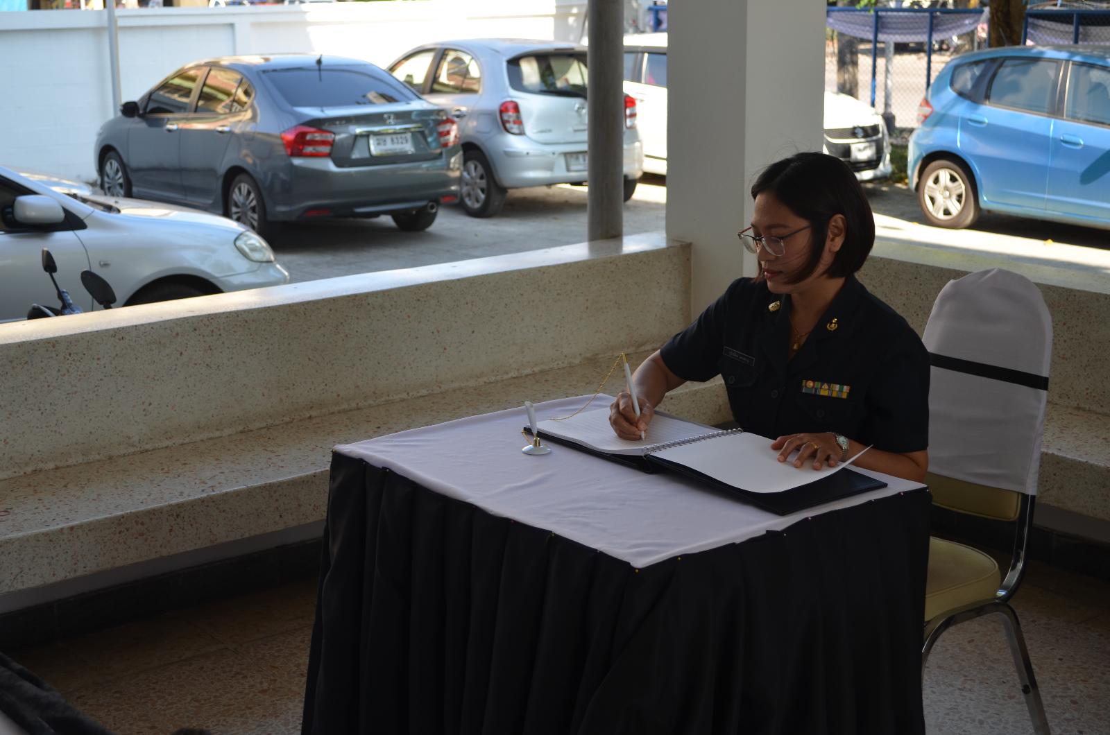 ภาพถ่าย ใช้ปุ่มลูกศร ซ้าย หรือ ขวา เลื่อนภาพถ่าย หรือปุ่มสามเหลี่ยมฉายภาพอัตโนมัติ  ถ้าต้องการบันทึกภาพ ใช้เมาส์คลิกขวาเลือกหัวข้อ  เป็นรูปภาพเป็น.. หรือ save as.. แสดงเต็มจอภาพ กุดปุ่ม F11 