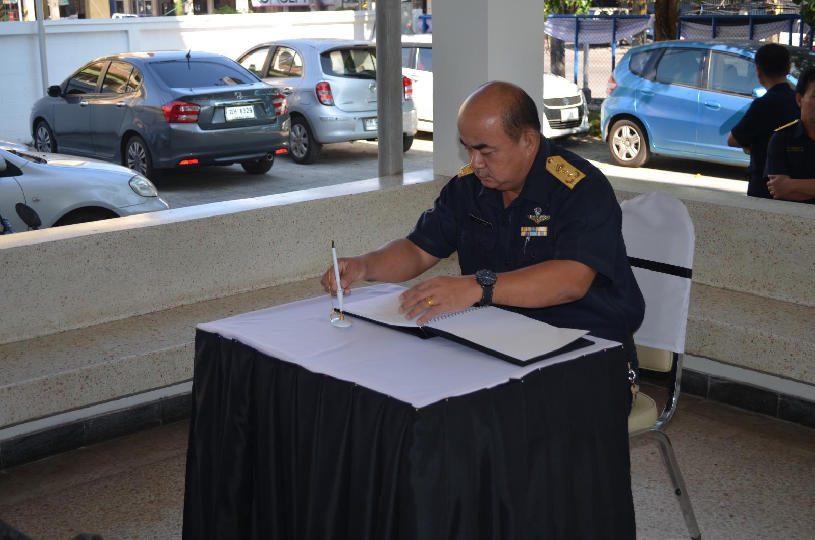 ภาพถ่าย ใช้ปุ่มลูกศร ซ้าย หรือ ขวา เลื่อนภาพถ่าย หรือปุ่มสามเหลี่ยมฉายภาพอัตโนมัติ  ถ้าต้องการบันทึกภาพ ใช้เมาส์คลิกขวาเลือกหัวข้อ  เป็นรูปภาพเป็น.. หรือ save as.. แสดงเต็มจอภาพ กุดปุ่ม F11 