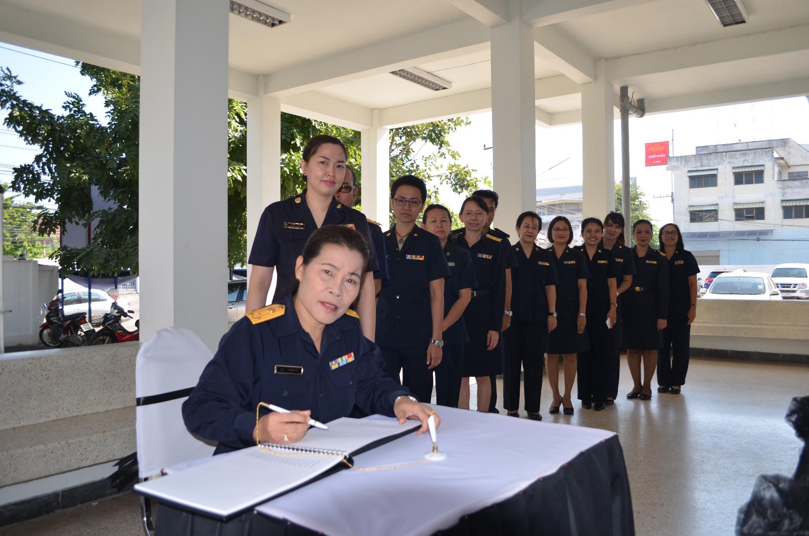 ภาพถ่าย ใช้ปุ่มลูกศร ซ้าย หรือ ขวา เลื่อนภาพถ่าย หรือปุ่มสามเหลี่ยมฉายภาพอัตโนมัติ  ถ้าต้องการบันทึกภาพ ใช้เมาส์คลิกขวาเลือกหัวข้อ  เป็นรูปภาพเป็น.. หรือ save as.. แสดงเต็มจอภาพ กุดปุ่ม F11 