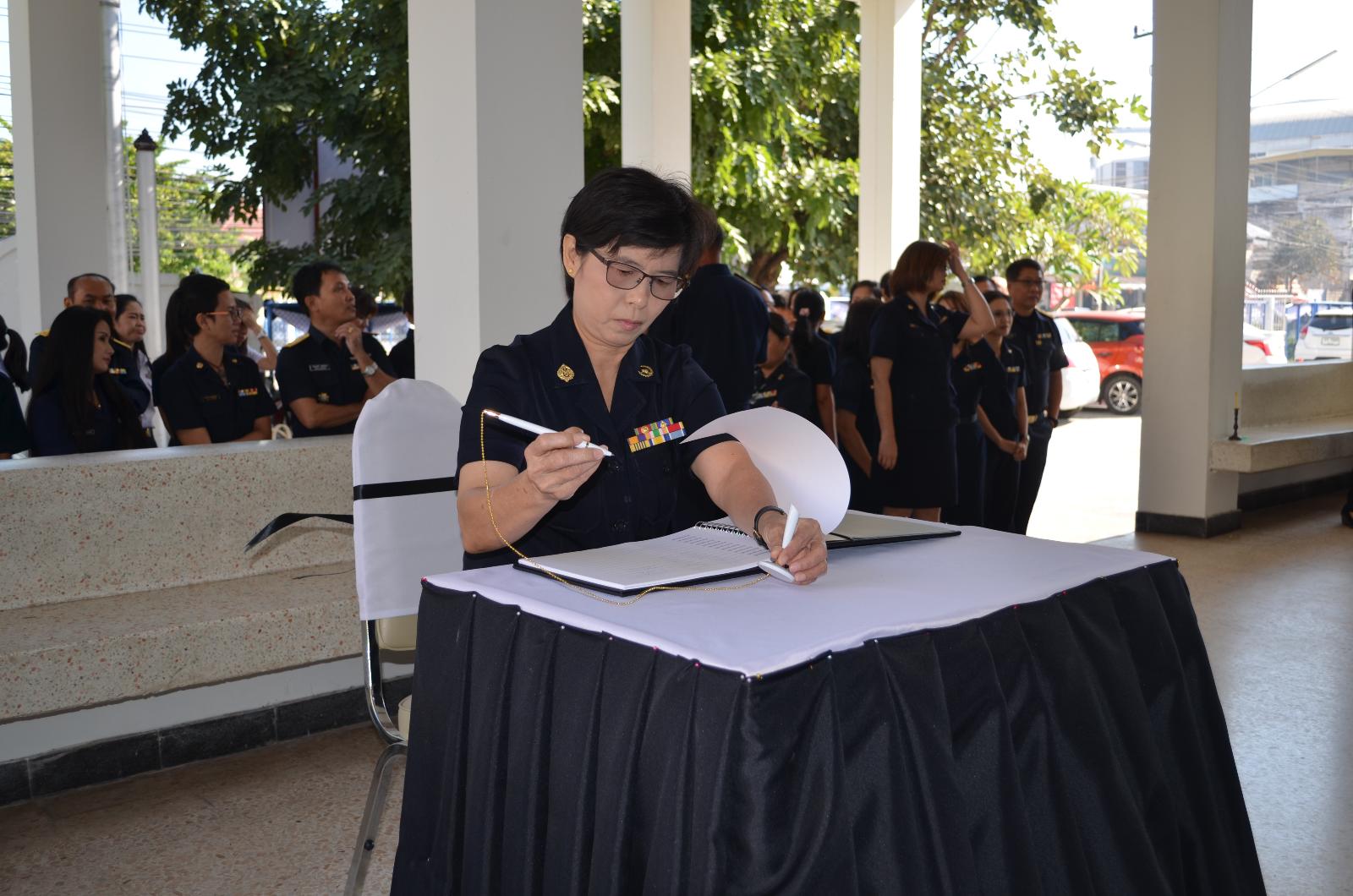 ภาพถ่าย ใช้ปุ่มลูกศร ซ้าย หรือ ขวา เลื่อนภาพถ่าย หรือปุ่มสามเหลี่ยมฉายภาพอัตโนมัติ  ถ้าต้องการบันทึกภาพ ใช้เมาส์คลิกขวาเลือกหัวข้อ  เป็นรูปภาพเป็น.. หรือ save as.. แสดงเต็มจอภาพ กุดปุ่ม F11 