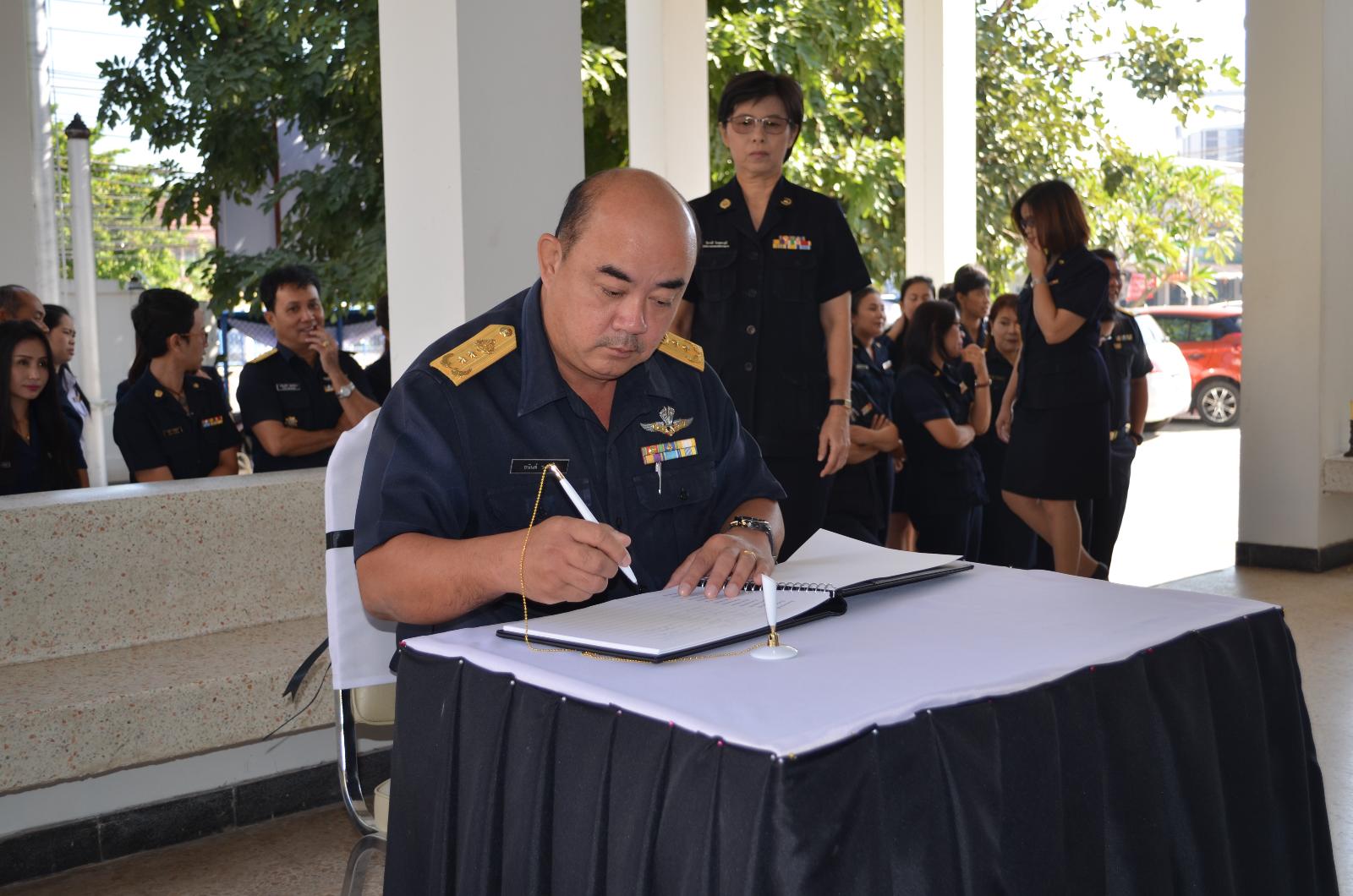 ภาพถ่าย ใช้ปุ่มลูกศร ซ้าย หรือ ขวา เลื่อนภาพถ่าย หรือปุ่มสามเหลี่ยมฉายภาพอัตโนมัติ  ถ้าต้องการบันทึกภาพ ใช้เมาส์คลิกขวาเลือกหัวข้อ  เป็นรูปภาพเป็น.. หรือ save as.. แสดงเต็มจอภาพ กุดปุ่ม F11 