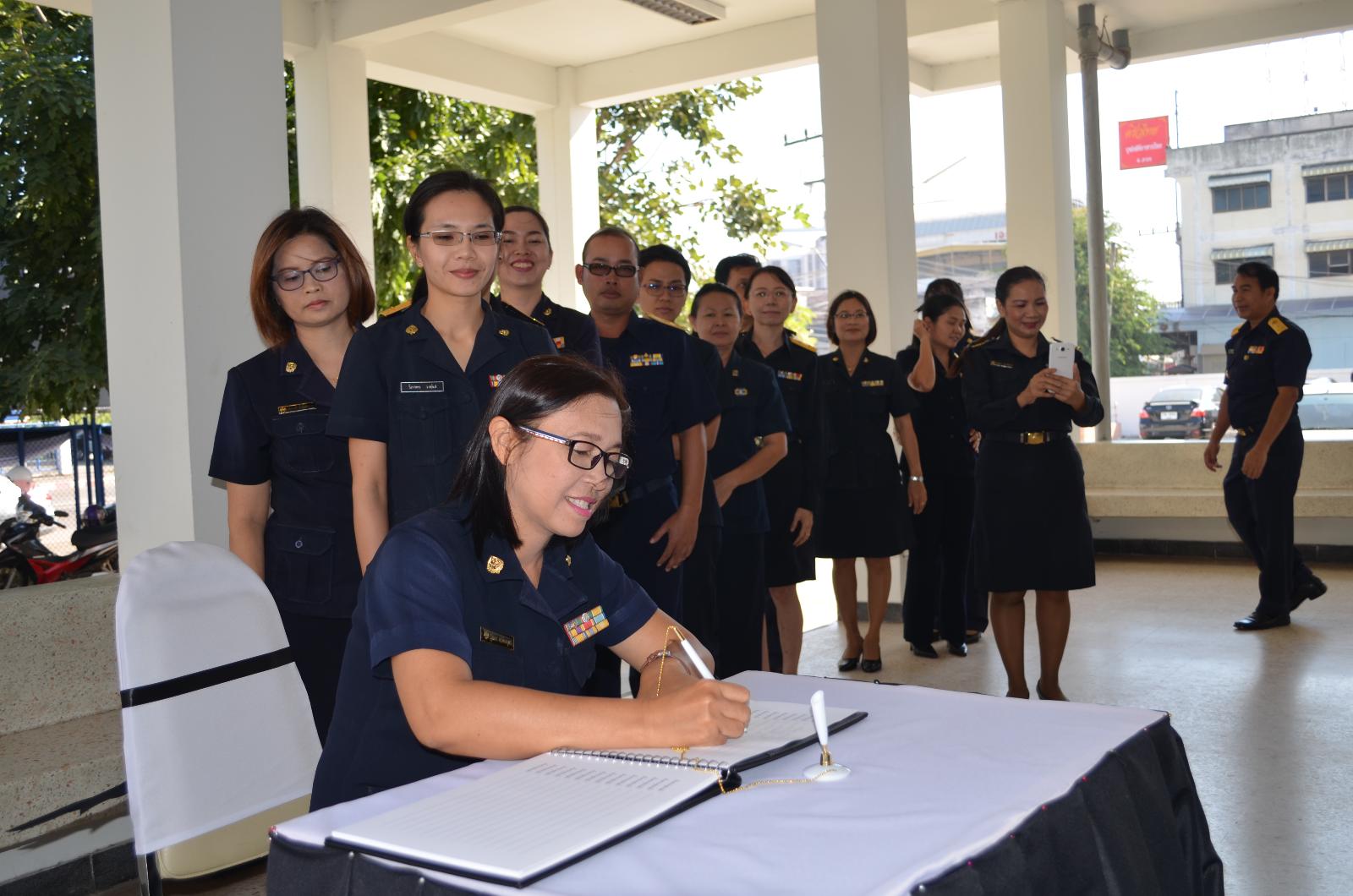 ภาพถ่าย ใช้ปุ่มลูกศร ซ้าย หรือ ขวา เลื่อนภาพถ่าย หรือปุ่มสามเหลี่ยมฉายภาพอัตโนมัติ  ถ้าต้องการบันทึกภาพ ใช้เมาส์คลิกขวาเลือกหัวข้อ  เป็นรูปภาพเป็น.. หรือ save as.. แสดงเต็มจอภาพ กุดปุ่ม F11 