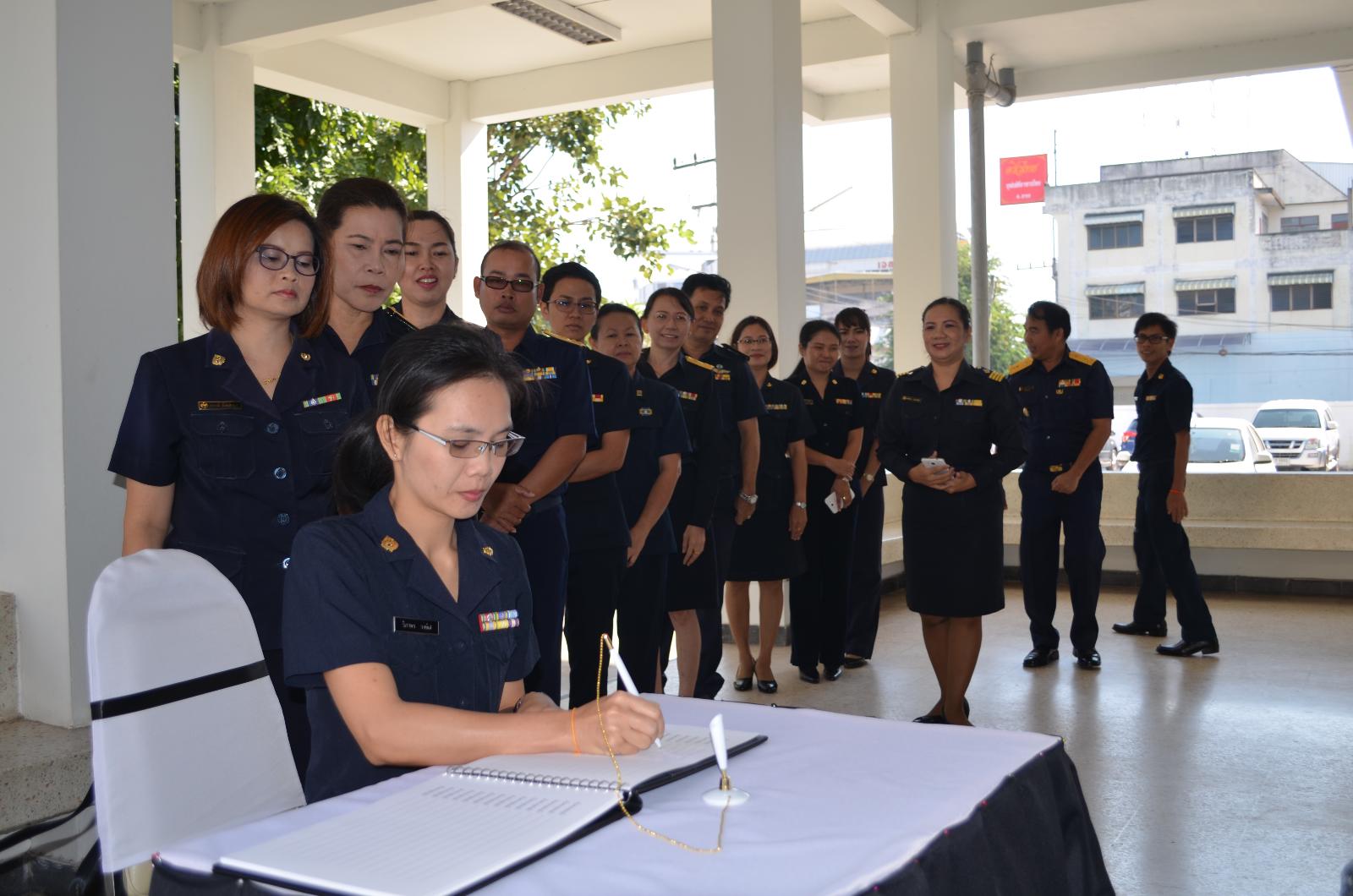 ภาพถ่าย ใช้ปุ่มลูกศร ซ้าย หรือ ขวา เลื่อนภาพถ่าย หรือปุ่มสามเหลี่ยมฉายภาพอัตโนมัติ  ถ้าต้องการบันทึกภาพ ใช้เมาส์คลิกขวาเลือกหัวข้อ  เป็นรูปภาพเป็น.. หรือ save as.. แสดงเต็มจอภาพ กุดปุ่ม F11 