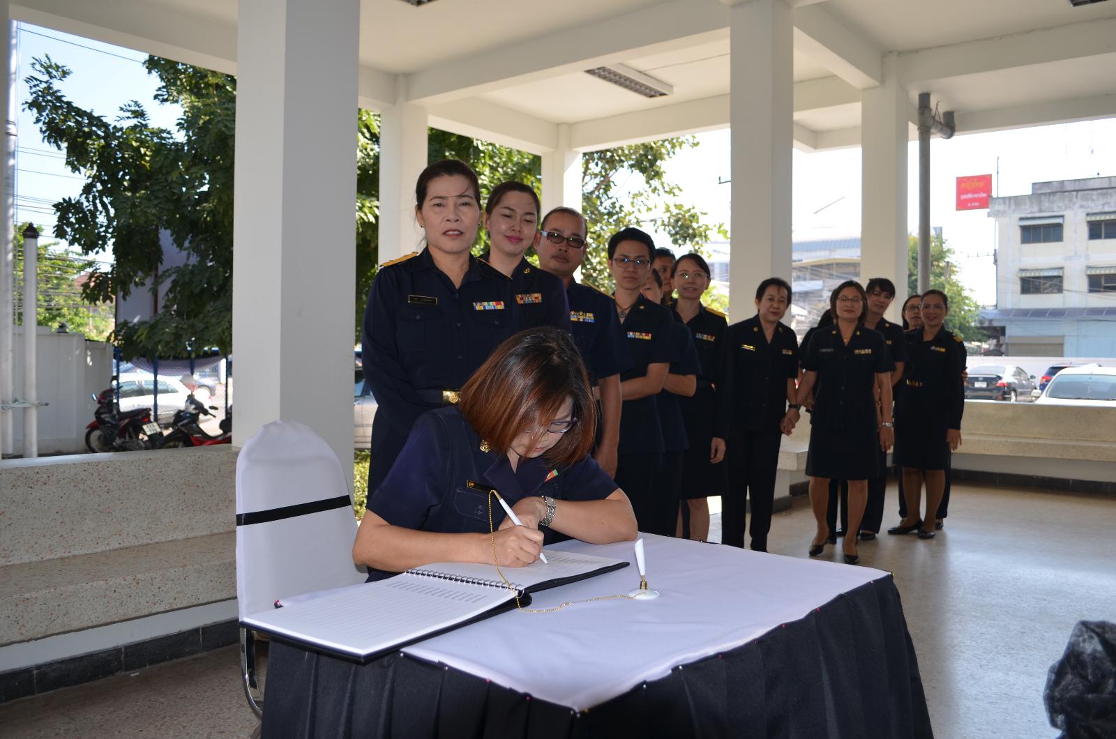 ภาพถ่าย ใช้ปุ่มลูกศร ซ้าย หรือ ขวา เลื่อนภาพถ่าย หรือปุ่มสามเหลี่ยมฉายภาพอัตโนมัติ  ถ้าต้องการบันทึกภาพ ใช้เมาส์คลิกขวาเลือกหัวข้อ  เป็นรูปภาพเป็น.. หรือ save as.. แสดงเต็มจอภาพ กุดปุ่ม F11 