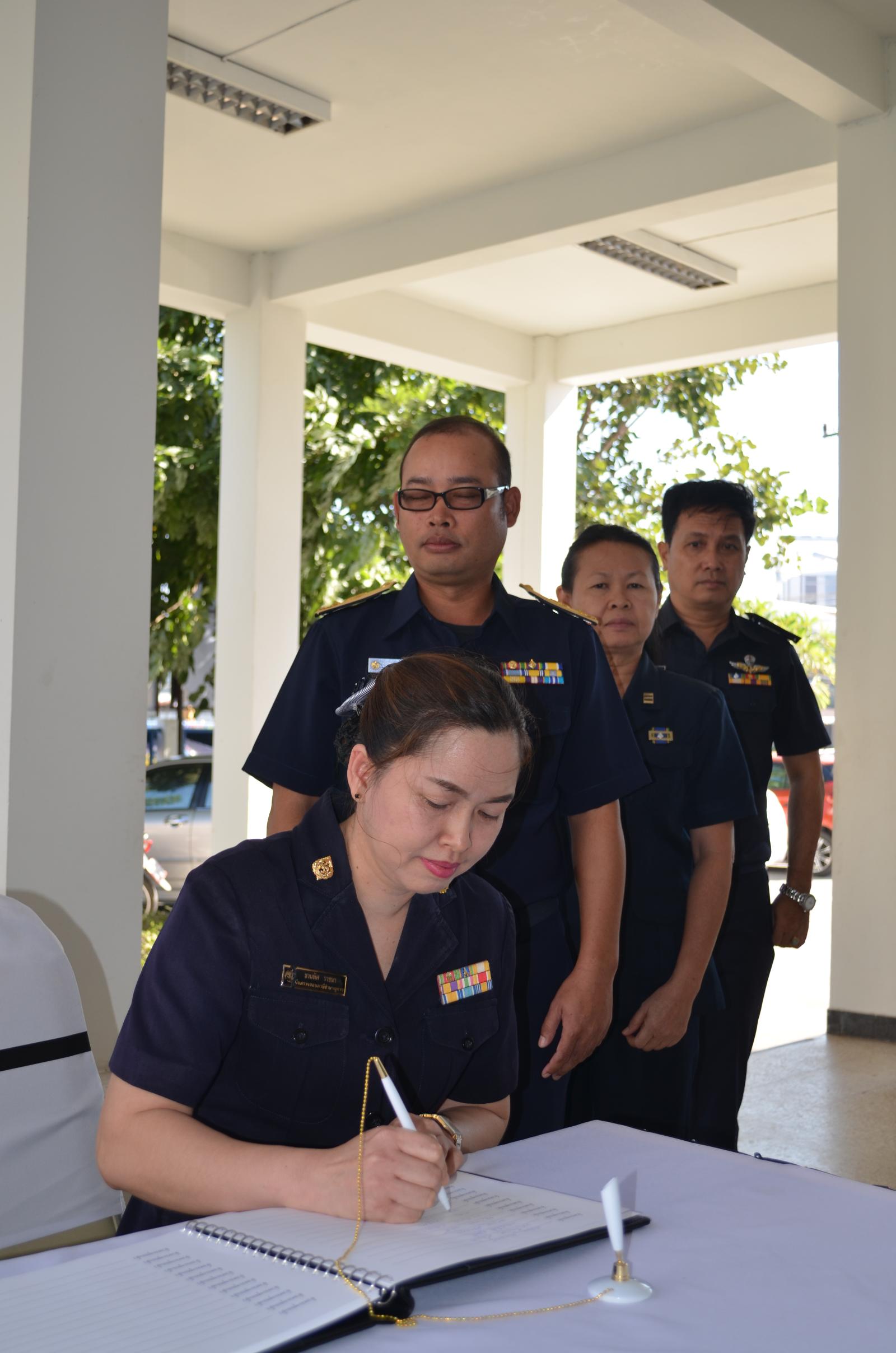 ภาพถ่าย ใช้ปุ่มลูกศร ซ้าย หรือ ขวา เลื่อนภาพถ่าย หรือปุ่มสามเหลี่ยมฉายภาพอัตโนมัติ  ถ้าต้องการบันทึกภาพ ใช้เมาส์คลิกขวาเลือกหัวข้อ  เป็นรูปภาพเป็น.. หรือ save as.. แสดงเต็มจอภาพ กุดปุ่ม F11 