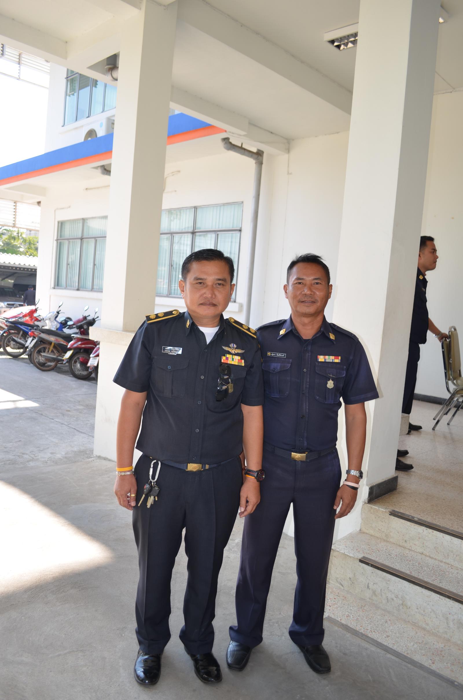 ภาพถ่าย ใช้ปุ่มลูกศร ซ้าย หรือ ขวา เลื่อนภาพถ่าย หรือปุ่มสามเหลี่ยมฉายภาพอัตโนมัติ  ถ้าต้องการบันทึกภาพ ใช้เมาส์คลิกขวาเลือกหัวข้อ  เป็นรูปภาพเป็น.. หรือ save as.. แสดงเต็มจอภาพ กุดปุ่ม F11 