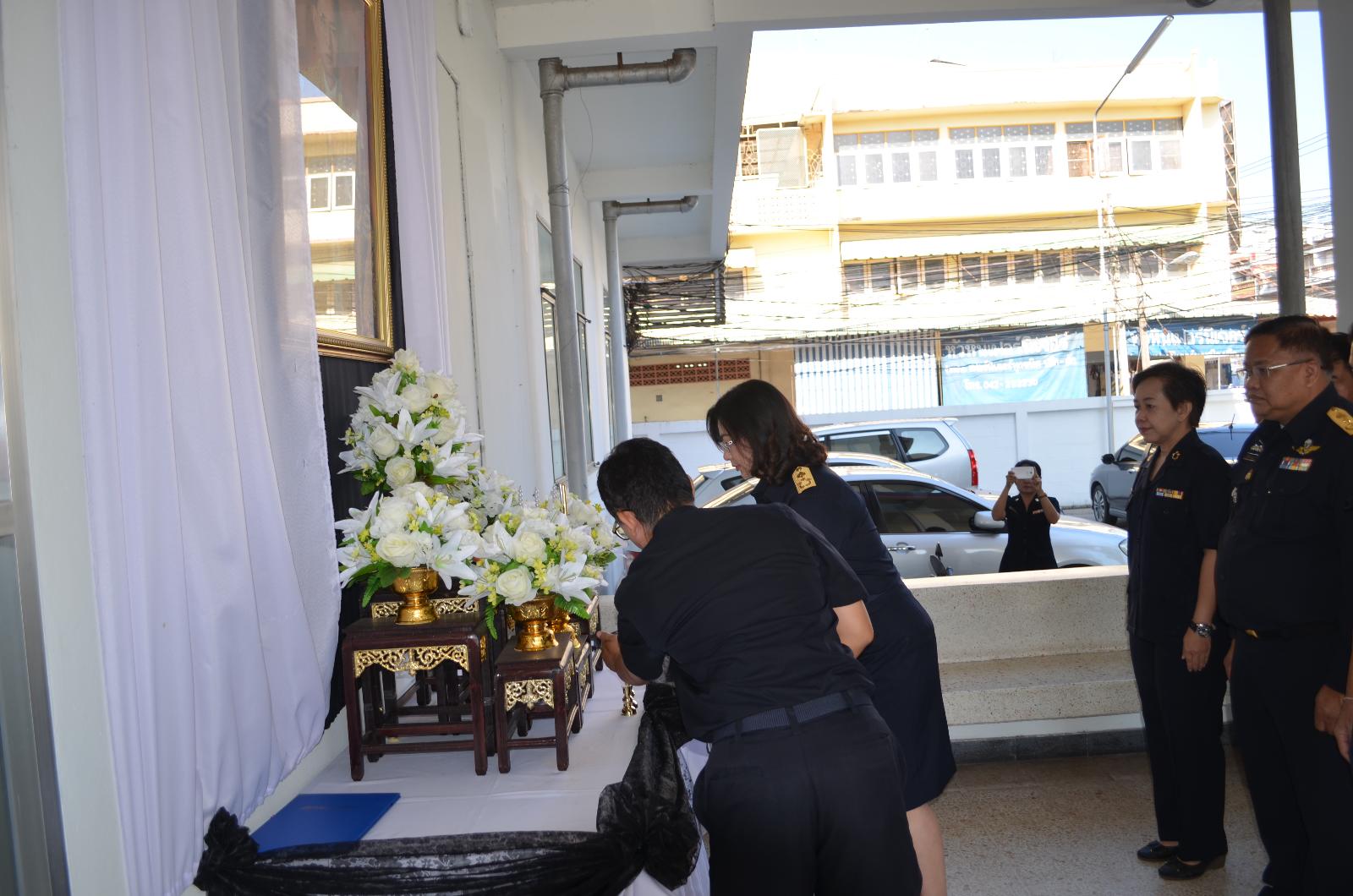 ภาพถ่าย ใช้ปุ่มลูกศร ซ้าย หรือ ขวา เลื่อนภาพถ่าย หรือปุ่มสามเหลี่ยมฉายภาพอัตโนมัติ  ถ้าต้องการบันทึกภาพ ใช้เมาส์คลิกขวาเลือกหัวข้อ  เป็นรูปภาพเป็น.. หรือ save as.. แสดงเต็มจอภาพ กุดปุ่ม F11 