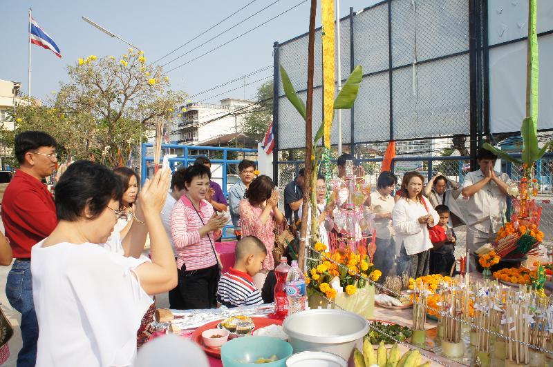 ภาพถ่าย ใช้ปุ่มลูกศร ซ้าย หรือ ขวา เลื่อนภาพถ่าย หรือปุ่มสามเหลี่ยมฉายภาพอัตโนมัติ  ถ้าต้องการบันทึกภาพ ใช้เมาส์คลิกขวาเลือกหัวข้อ  เป็นรูปภาพเป็น.. หรือ save as.. แสดงเต็มจอภาพ กุดปุ่ม F11 
