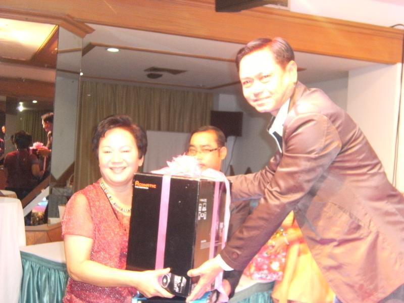 ภาพถ่าย ใช้ปุ่มลูกศร ซ้าย หรือ ขวา เลื่อนภาพถ่าย หรือปุ่มสามเหลี่ยมฉายภาพอัตโนมัติ  ถ้าต้องการบันทึกภาพ ใช้เมาส์คลิกขวาเลือกหัวข้อ  เป็นรูปภาพเป็น.. หรือ save as.. แสดงเต็มจอภาพ กุดปุ่ม F11 