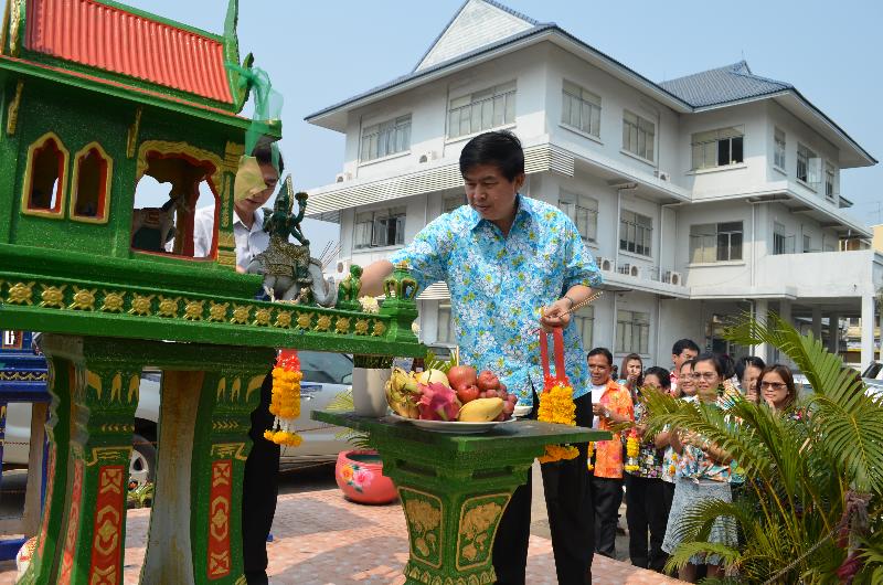 ภาพถ่าย ใช้ปุ่มลูกศร ซ้าย หรือ ขวา เลื่อนภาพถ่าย หรือปุ่มสามเหลี่ยมฉายภาพอัตโนมัติ  ถ้าต้องการบันทึกภาพ ใช้เมาส์คลิกขวาเลือกหัวข้อ  เป็นรูปภาพเป็น.. หรือ save as.. แสดงเต็มจอภาพ กุดปุ่ม F11 