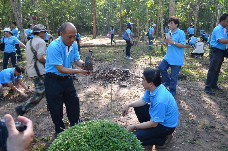 ภาพถ่าย ใช้ปุ่มลูกศร ซ้าย หรือ ขวา เลื่อนภาพถ่าย หรือปุ่มสามเหลี่ยมฉายภาพอัตโนมัติ  ถ้าต้องการบันทึกภาพ ใช้เมาส์คลิกขวาเลือกหัวข้อ  เป็นรูปภาพเป็น.. หรือ save as.. แสดงเต็มจอภาพ กุดปุ่ม F11 