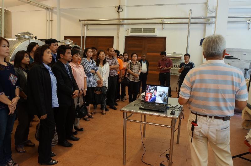 ภาพถ่าย ใช้ปุ่มลูกศร ซ้าย หรือ ขวา เลื่อนภาพถ่าย หรือปุ่มสามเหลี่ยมฉายภาพอัตโนมัติ  ถ้าต้องการบันทึกภาพ ใช้เมาส์คลิกขวาเลือกหัวข้อ  เป็นรูปภาพเป็น.. หรือ save as.. แสดงเต็มจอภาพ กุดปุ่ม F11 