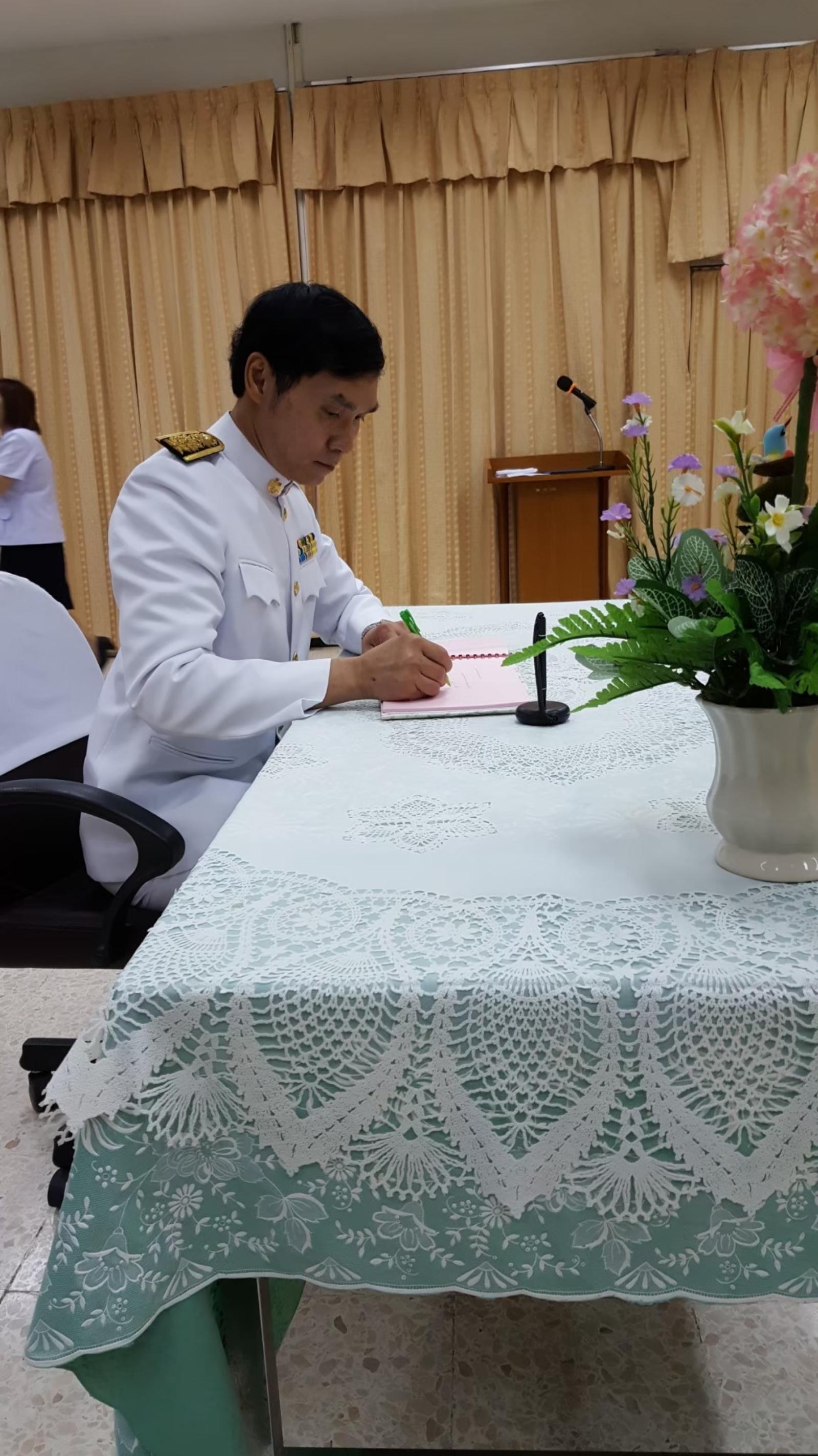 ภาพถ่าย ใช้ปุ่มลูกศร ซ้าย หรือ ขวา เลื่อนภาพถ่าย หรือปุ่มสามเหลี่ยมฉายภาพอัตโนมัติ  ถ้าต้องการบันทึกภาพ ใช้เมาส์คลิกขวาเลือกหัวข้อ  เป็นรูปภาพเป็น.. หรือ save as.. แสดงเต็มจอภาพ กุดปุ่ม F11 