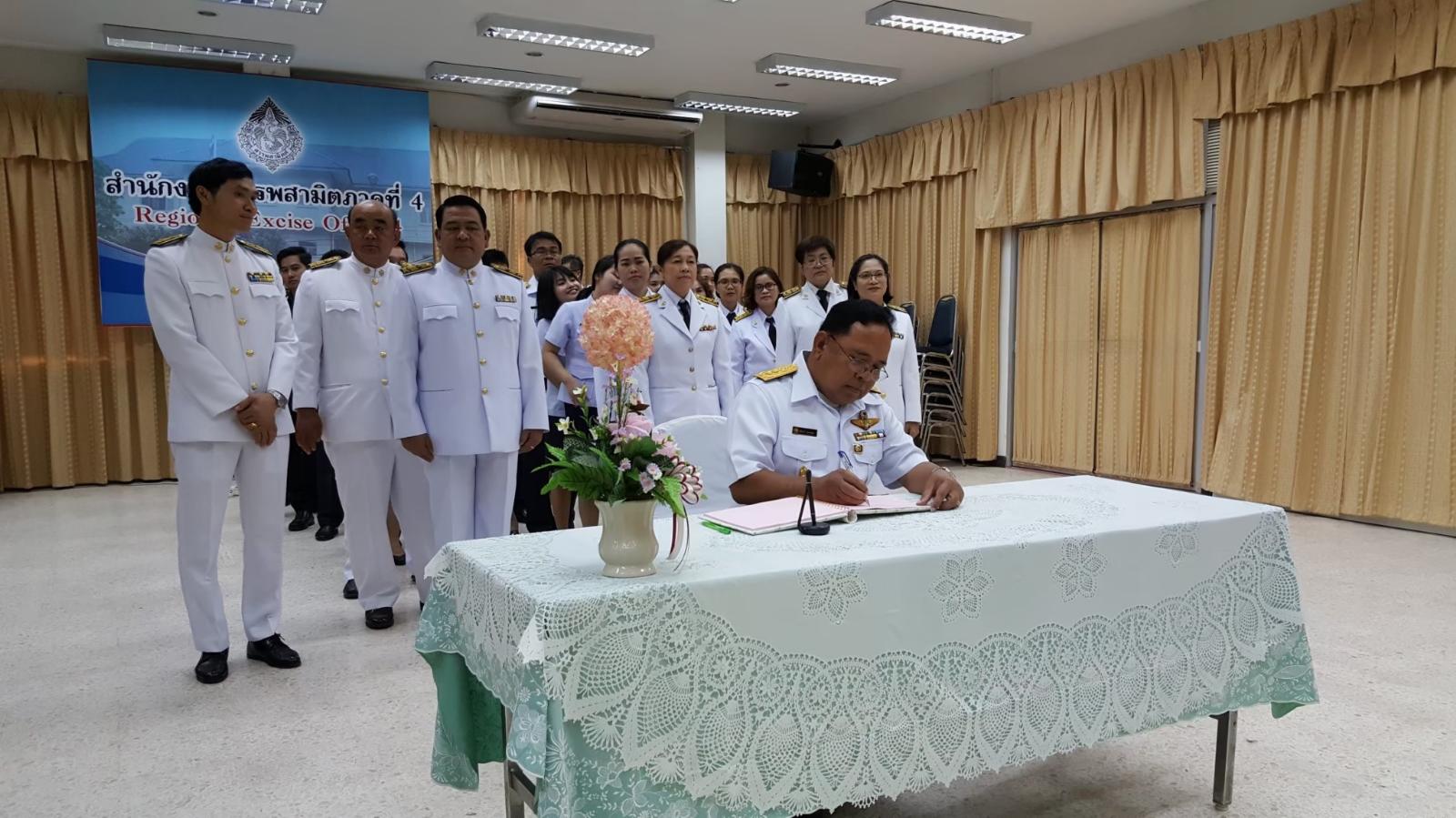 ภาพถ่าย ใช้ปุ่มลูกศร ซ้าย หรือ ขวา เลื่อนภาพถ่าย หรือปุ่มสามเหลี่ยมฉายภาพอัตโนมัติ  ถ้าต้องการบันทึกภาพ ใช้เมาส์คลิกขวาเลือกหัวข้อ  เป็นรูปภาพเป็น.. หรือ save as.. แสดงเต็มจอภาพ กุดปุ่ม F11 