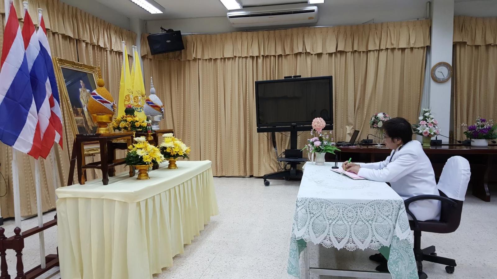 ภาพถ่าย ใช้ปุ่มลูกศร ซ้าย หรือ ขวา เลื่อนภาพถ่าย หรือปุ่มสามเหลี่ยมฉายภาพอัตโนมัติ  ถ้าต้องการบันทึกภาพ ใช้เมาส์คลิกขวาเลือกหัวข้อ  เป็นรูปภาพเป็น.. หรือ save as.. แสดงเต็มจอภาพ กุดปุ่ม F11 