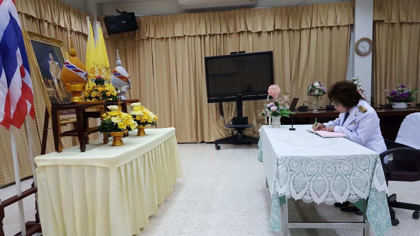 ภาพถ่าย ใช้ปุ่มลูกศร ซ้าย หรือ ขวา เลื่อนภาพถ่าย หรือปุ่มสามเหลี่ยมฉายภาพอัตโนมัติ  ถ้าต้องการบันทึกภาพ ใช้เมาส์คลิกขวาเลือกหัวข้อ  เป็นรูปภาพเป็น.. หรือ save as.. แสดงเต็มจอภาพ กุดปุ่ม F11 