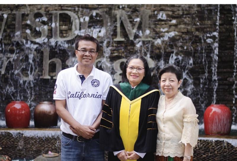 ภาพถ่าย ใช้ปุ่มลูกศร ซ้าย หรือ ขวา เลื่อนภาพถ่าย หรือปุ่มสามเหลี่ยมฉายภาพอัตโนมัติ  ถ้าต้องการบันทึกภาพ ใช้เมาส์คลิกขวาเลือกหัวข้อ  เป็นรูปภาพเป็น.. หรือ save as.. แสดงเต็มจอภาพ กุดปุ่ม F11 