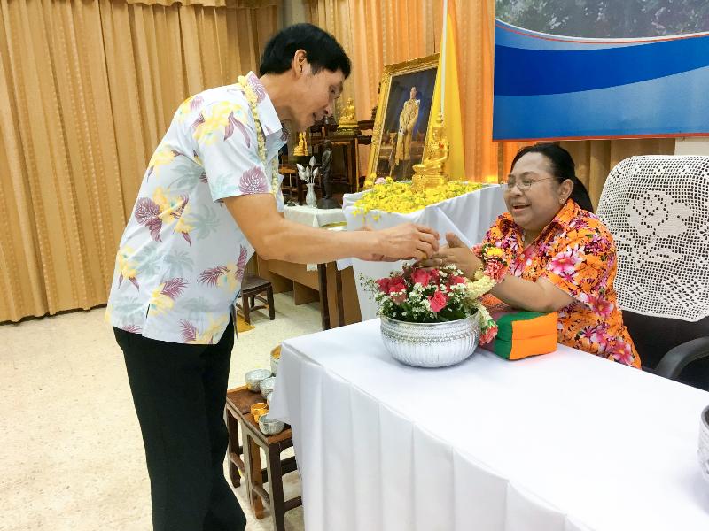 ภาพถ่าย ใช้ปุ่มลูกศร ซ้าย หรือ ขวา เลื่อนภาพถ่าย หรือปุ่มสามเหลี่ยมฉายภาพอัตโนมัติ  ถ้าต้องการบันทึกภาพ ใช้เมาส์คลิกขวาเลือกหัวข้อ  เป็นรูปภาพเป็น.. หรือ save as.. แสดงเต็มจอภาพ กุดปุ่ม F11 