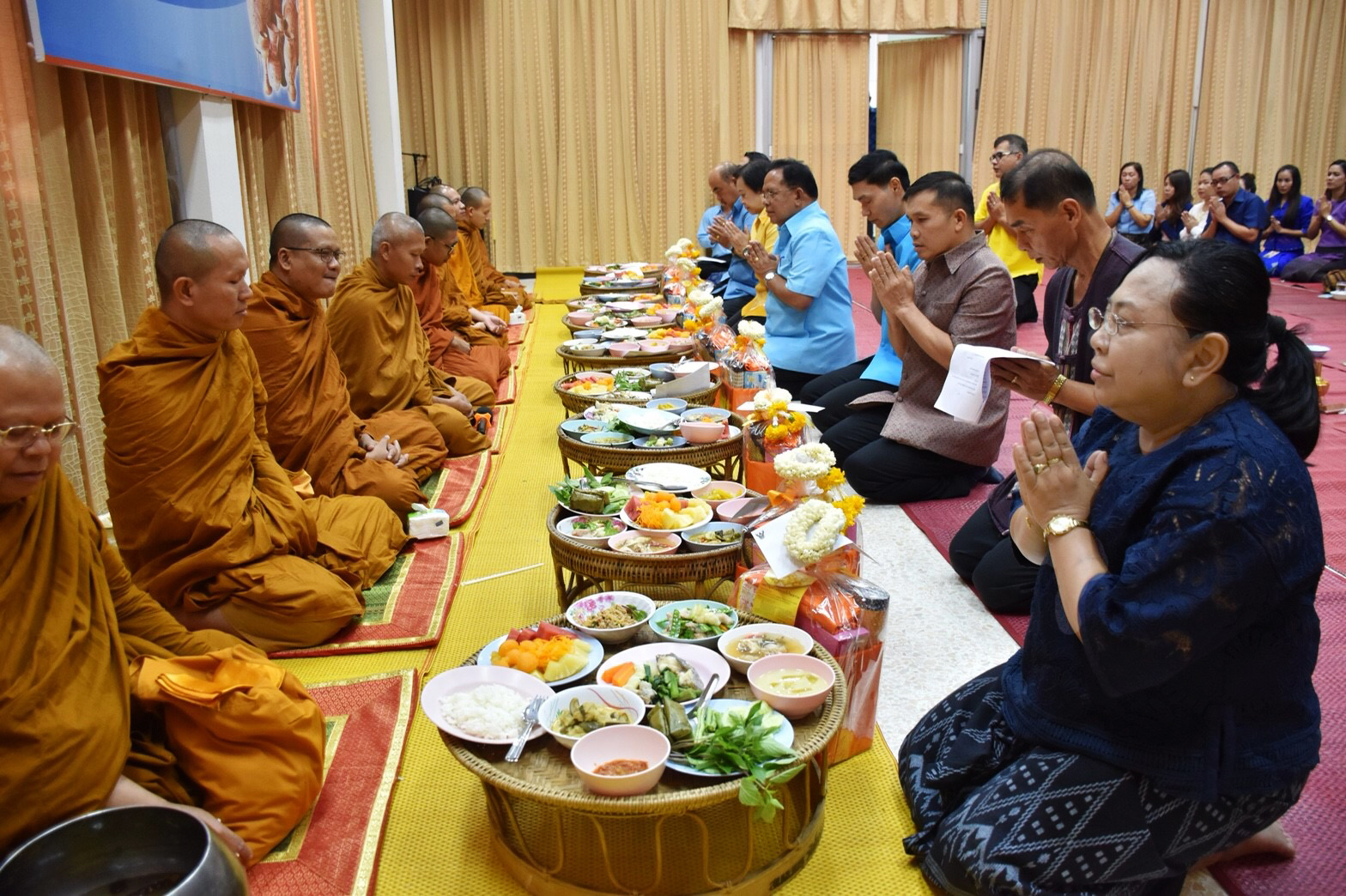 ภาพถ่าย ใช้ปุ่มลูกศร ซ้าย หรือ ขวา เลื่อนภาพถ่าย หรือปุ่มสามเหลี่ยมฉายภาพอัตโนมัติ  ถ้าต้องการบันทึกภาพ ใช้เมาส์คลิกขวาเลือกหัวข้อ  เป็นรูปภาพเป็น.. หรือ save as.. แสดงเต็มจอภาพ กุดปุ่ม F11 