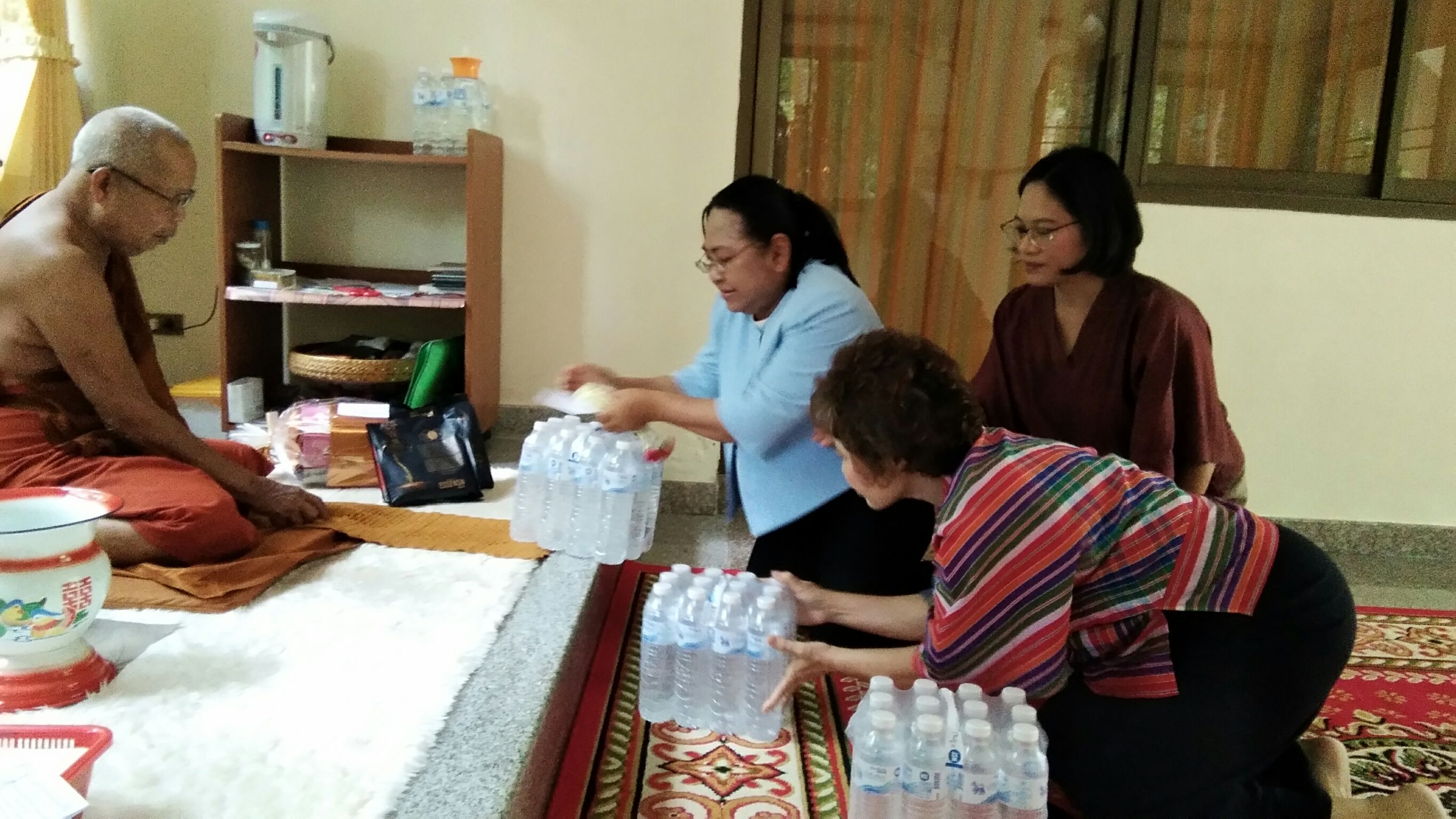 ภาพถ่าย ใช้ปุ่มลูกศร ซ้าย หรือ ขวา เลื่อนภาพถ่าย หรือปุ่มสามเหลี่ยมฉายภาพอัตโนมัติ  ถ้าต้องการบันทึกภาพ ใช้เมาส์คลิกขวาเลือกหัวข้อ  เป็นรูปภาพเป็น.. หรือ save as.. แสดงเต็มจอภาพ กุดปุ่ม F11 