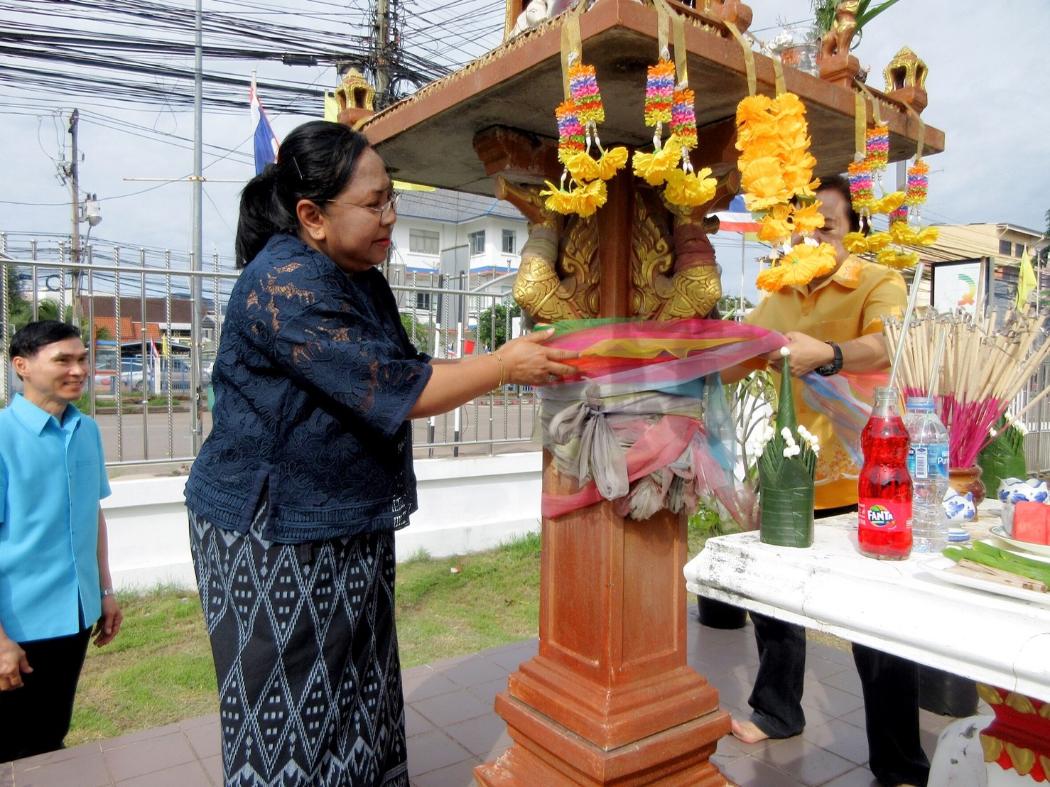 ภาพถ่าย ใช้ปุ่มลูกศร ซ้าย หรือ ขวา เลื่อนภาพถ่าย หรือปุ่มสามเหลี่ยมฉายภาพอัตโนมัติ  ถ้าต้องการบันทึกภาพ ใช้เมาส์คลิกขวาเลือกหัวข้อ  เป็นรูปภาพเป็น.. หรือ save as.. แสดงเต็มจอภาพ กุดปุ่ม F11 