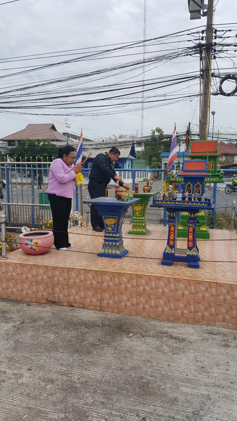 ภาพถ่าย ใช้ปุ่มลูกศร ซ้าย หรือ ขวา เลื่อนภาพถ่าย หรือปุ่มสามเหลี่ยมฉายภาพอัตโนมัติ  ถ้าต้องการบันทึกภาพ ใช้เมาส์คลิกขวาเลือกหัวข้อ  เป็นรูปภาพเป็น.. หรือ save as.. แสดงเต็มจอภาพ กุดปุ่ม F11 