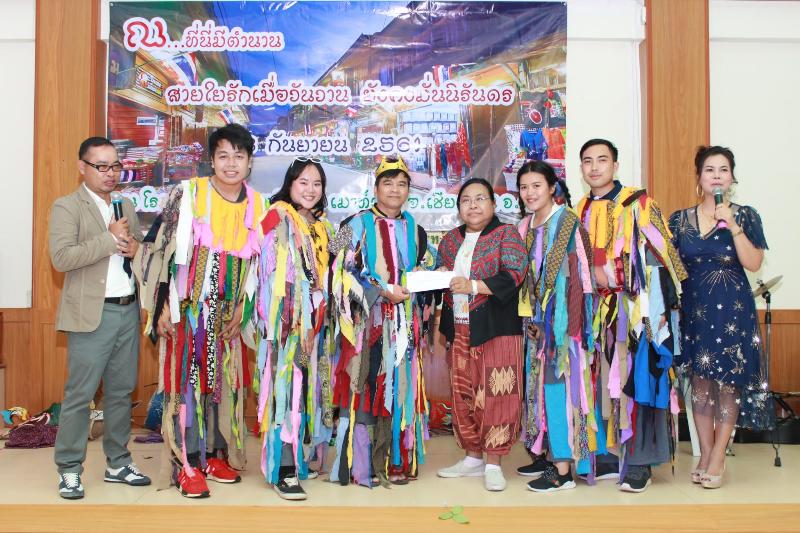 ภาพถ่าย ใช้ปุ่มลูกศร ซ้าย หรือ ขวา เลื่อนภาพถ่าย หรือปุ่มสามเหลี่ยมฉายภาพอัตโนมัติ  ถ้าต้องการบันทึกภาพ ใช้เมาส์คลิกขวาเลือกหัวข้อ  เป็นรูปภาพเป็น.. หรือ save as.. แสดงเต็มจอภาพ กุดปุ่ม F11 