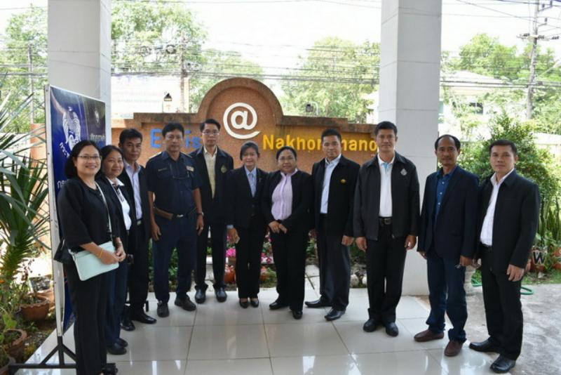 ภาพถ่าย ใช้ปุ่มลูกศร ซ้าย หรือ ขวา เลื่อนภาพถ่าย หรือปุ่มสามเหลี่ยมฉายภาพอัตโนมัติ  ถ้าต้องการบันทึกภาพ ใช้เมาส์คลิกขวาเลือกหัวข้อ  เป็นรูปภาพเป็น.. หรือ save as.. แสดงเต็มจอภาพ กุดปุ่ม F11 