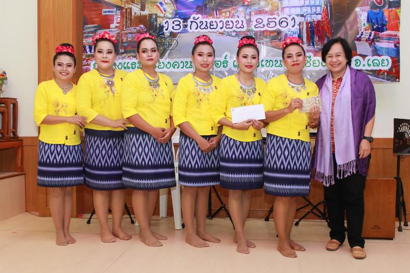 ภาพถ่าย ใช้ปุ่มลูกศร ซ้าย หรือ ขวา เลื่อนภาพถ่าย หรือปุ่มสามเหลี่ยมฉายภาพอัตโนมัติ  ถ้าต้องการบันทึกภาพ ใช้เมาส์คลิกขวาเลือกหัวข้อ  เป็นรูปภาพเป็น.. หรือ save as.. แสดงเต็มจอภาพ กุดปุ่ม F11 