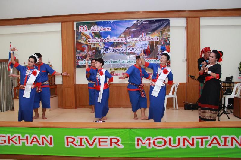 ภาพถ่าย ใช้ปุ่มลูกศร ซ้าย หรือ ขวา เลื่อนภาพถ่าย หรือปุ่มสามเหลี่ยมฉายภาพอัตโนมัติ  ถ้าต้องการบันทึกภาพ ใช้เมาส์คลิกขวาเลือกหัวข้อ  เป็นรูปภาพเป็น.. หรือ save as.. แสดงเต็มจอภาพ กุดปุ่ม F11 