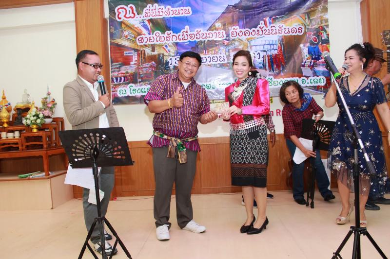 ภาพถ่าย ใช้ปุ่มลูกศร ซ้าย หรือ ขวา เลื่อนภาพถ่าย หรือปุ่มสามเหลี่ยมฉายภาพอัตโนมัติ  ถ้าต้องการบันทึกภาพ ใช้เมาส์คลิกขวาเลือกหัวข้อ  เป็นรูปภาพเป็น.. หรือ save as.. แสดงเต็มจอภาพ กุดปุ่ม F11 