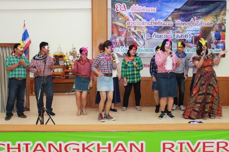 ภาพถ่าย ใช้ปุ่มลูกศร ซ้าย หรือ ขวา เลื่อนภาพถ่าย หรือปุ่มสามเหลี่ยมฉายภาพอัตโนมัติ  ถ้าต้องการบันทึกภาพ ใช้เมาส์คลิกขวาเลือกหัวข้อ  เป็นรูปภาพเป็น.. หรือ save as.. แสดงเต็มจอภาพ กุดปุ่ม F11 