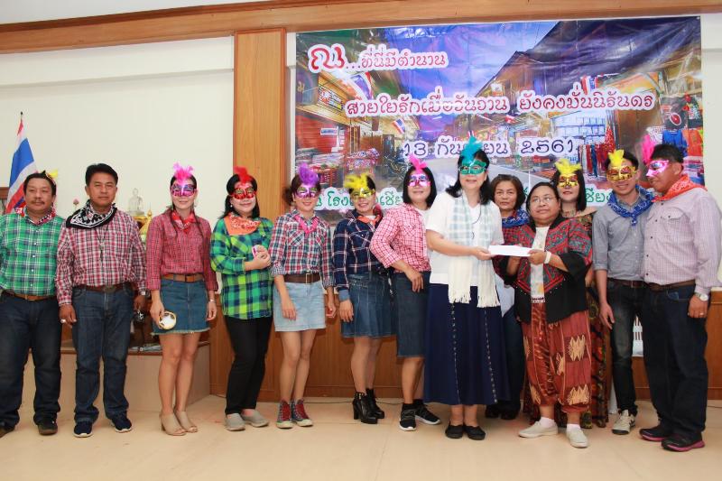 ภาพถ่าย ใช้ปุ่มลูกศร ซ้าย หรือ ขวา เลื่อนภาพถ่าย หรือปุ่มสามเหลี่ยมฉายภาพอัตโนมัติ  ถ้าต้องการบันทึกภาพ ใช้เมาส์คลิกขวาเลือกหัวข้อ  เป็นรูปภาพเป็น.. หรือ save as.. แสดงเต็มจอภาพ กุดปุ่ม F11 