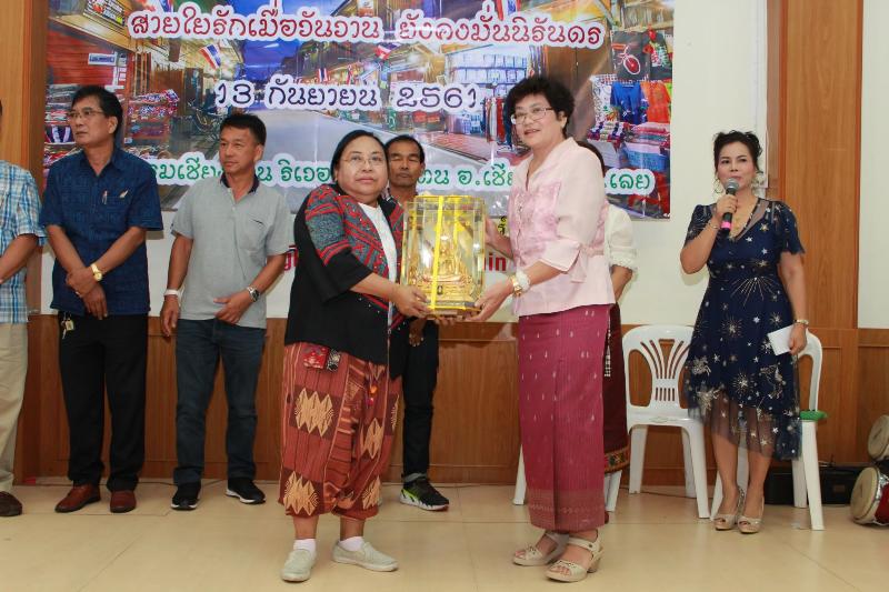 ภาพถ่าย ใช้ปุ่มลูกศร ซ้าย หรือ ขวา เลื่อนภาพถ่าย หรือปุ่มสามเหลี่ยมฉายภาพอัตโนมัติ  ถ้าต้องการบันทึกภาพ ใช้เมาส์คลิกขวาเลือกหัวข้อ  เป็นรูปภาพเป็น.. หรือ save as.. แสดงเต็มจอภาพ กุดปุ่ม F11 