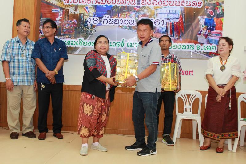 ภาพถ่าย ใช้ปุ่มลูกศร ซ้าย หรือ ขวา เลื่อนภาพถ่าย หรือปุ่มสามเหลี่ยมฉายภาพอัตโนมัติ  ถ้าต้องการบันทึกภาพ ใช้เมาส์คลิกขวาเลือกหัวข้อ  เป็นรูปภาพเป็น.. หรือ save as.. แสดงเต็มจอภาพ กุดปุ่ม F11 