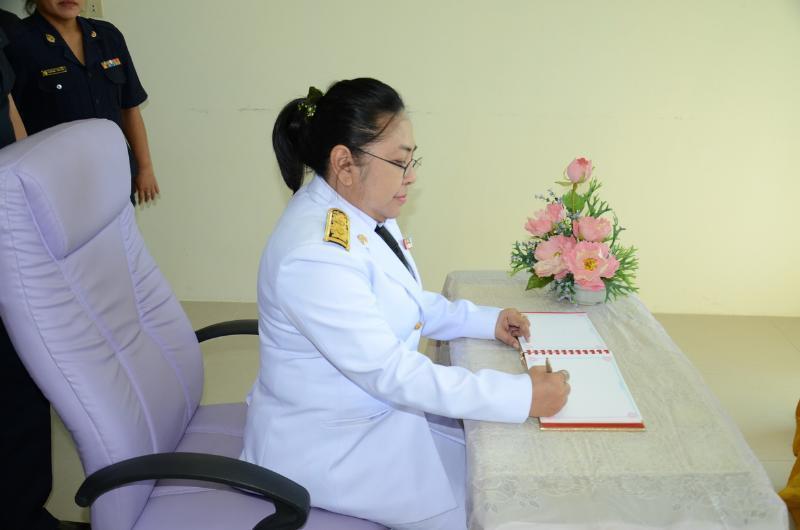 ภาพถ่าย ใช้ปุ่มลูกศร ซ้าย หรือ ขวา เลื่อนภาพถ่าย หรือปุ่มสามเหลี่ยมฉายภาพอัตโนมัติ  ถ้าต้องการบันทึกภาพ ใช้เมาส์คลิกขวาเลือกหัวข้อ  เป็นรูปภาพเป็น.. หรือ save as.. แสดงเต็มจอภาพ กุดปุ่ม F11 