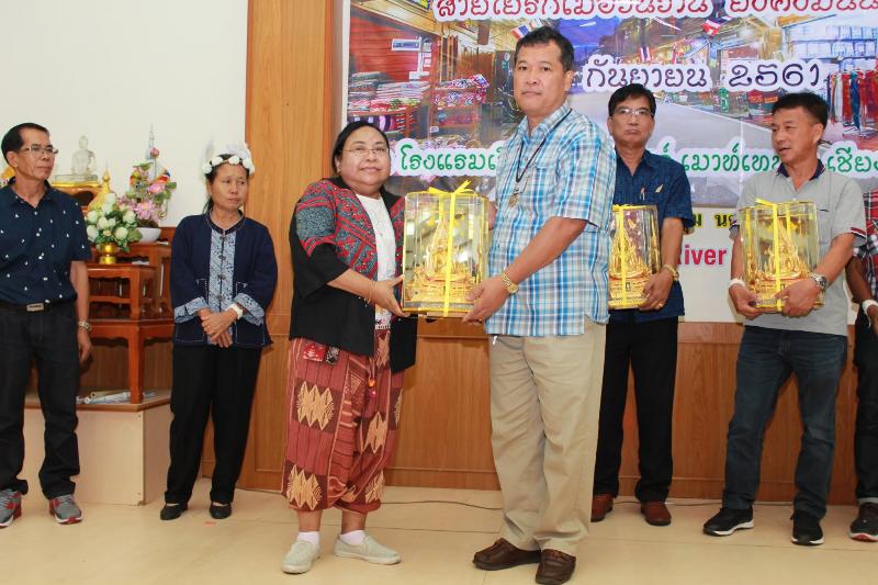 ภาพถ่าย ใช้ปุ่มลูกศร ซ้าย หรือ ขวา เลื่อนภาพถ่าย หรือปุ่มสามเหลี่ยมฉายภาพอัตโนมัติ  ถ้าต้องการบันทึกภาพ ใช้เมาส์คลิกขวาเลือกหัวข้อ  เป็นรูปภาพเป็น.. หรือ save as.. แสดงเต็มจอภาพ กุดปุ่ม F11 