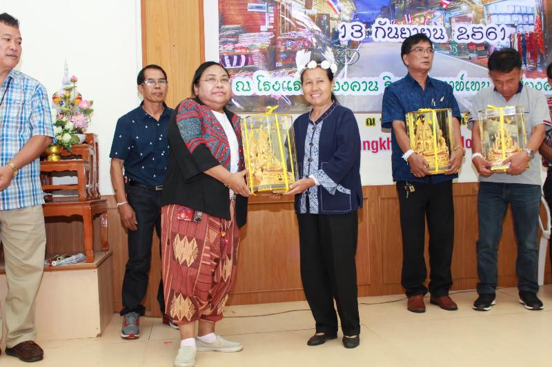 ภาพถ่าย ใช้ปุ่มลูกศร ซ้าย หรือ ขวา เลื่อนภาพถ่าย หรือปุ่มสามเหลี่ยมฉายภาพอัตโนมัติ  ถ้าต้องการบันทึกภาพ ใช้เมาส์คลิกขวาเลือกหัวข้อ  เป็นรูปภาพเป็น.. หรือ save as.. แสดงเต็มจอภาพ กุดปุ่ม F11 