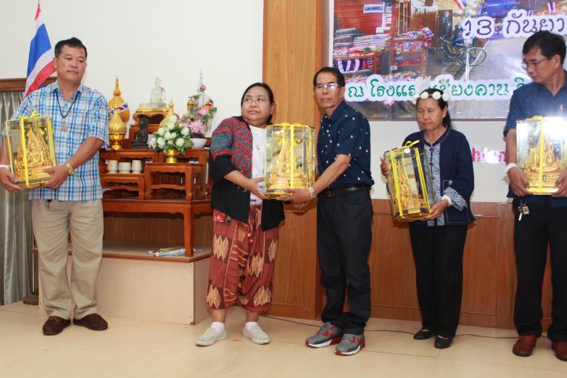 ภาพถ่าย ใช้ปุ่มลูกศร ซ้าย หรือ ขวา เลื่อนภาพถ่าย หรือปุ่มสามเหลี่ยมฉายภาพอัตโนมัติ  ถ้าต้องการบันทึกภาพ ใช้เมาส์คลิกขวาเลือกหัวข้อ  เป็นรูปภาพเป็น.. หรือ save as.. แสดงเต็มจอภาพ กุดปุ่ม F11 