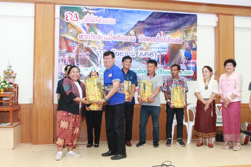 ภาพถ่าย ใช้ปุ่มลูกศร ซ้าย หรือ ขวา เลื่อนภาพถ่าย หรือปุ่มสามเหลี่ยมฉายภาพอัตโนมัติ  ถ้าต้องการบันทึกภาพ ใช้เมาส์คลิกขวาเลือกหัวข้อ  เป็นรูปภาพเป็น.. หรือ save as.. แสดงเต็มจอภาพ กุดปุ่ม F11 