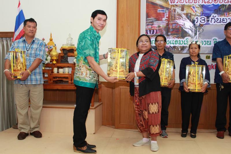 ภาพถ่าย ใช้ปุ่มลูกศร ซ้าย หรือ ขวา เลื่อนภาพถ่าย หรือปุ่มสามเหลี่ยมฉายภาพอัตโนมัติ  ถ้าต้องการบันทึกภาพ ใช้เมาส์คลิกขวาเลือกหัวข้อ  เป็นรูปภาพเป็น.. หรือ save as.. แสดงเต็มจอภาพ กุดปุ่ม F11 