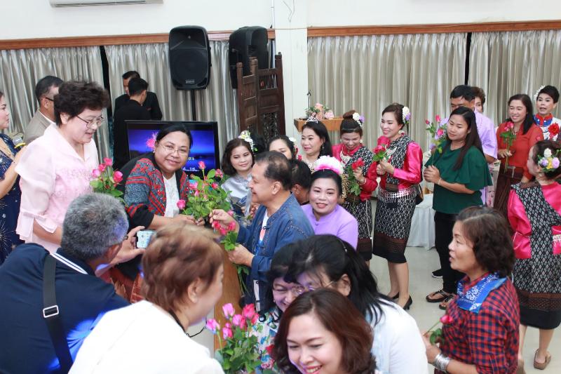 ภาพถ่าย ใช้ปุ่มลูกศร ซ้าย หรือ ขวา เลื่อนภาพถ่าย หรือปุ่มสามเหลี่ยมฉายภาพอัตโนมัติ  ถ้าต้องการบันทึกภาพ ใช้เมาส์คลิกขวาเลือกหัวข้อ  เป็นรูปภาพเป็น.. หรือ save as.. แสดงเต็มจอภาพ กุดปุ่ม F11 