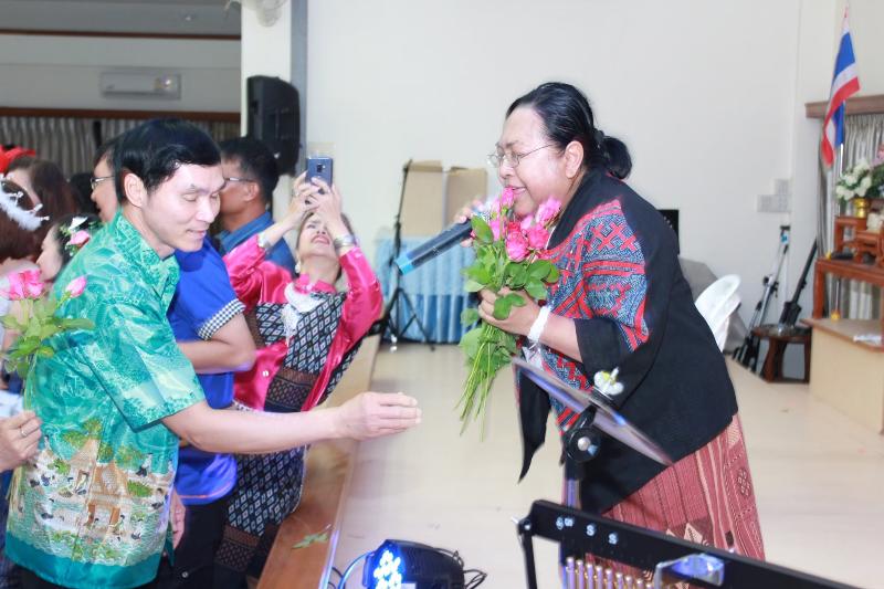 ภาพถ่าย ใช้ปุ่มลูกศร ซ้าย หรือ ขวา เลื่อนภาพถ่าย หรือปุ่มสามเหลี่ยมฉายภาพอัตโนมัติ  ถ้าต้องการบันทึกภาพ ใช้เมาส์คลิกขวาเลือกหัวข้อ  เป็นรูปภาพเป็น.. หรือ save as.. แสดงเต็มจอภาพ กุดปุ่ม F11 