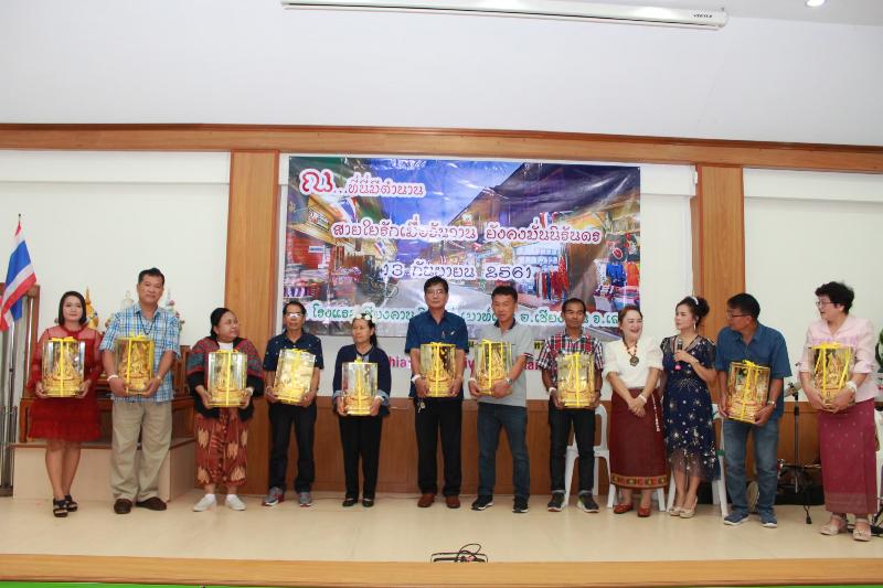 ภาพถ่าย ใช้ปุ่มลูกศร ซ้าย หรือ ขวา เลื่อนภาพถ่าย หรือปุ่มสามเหลี่ยมฉายภาพอัตโนมัติ  ถ้าต้องการบันทึกภาพ ใช้เมาส์คลิกขวาเลือกหัวข้อ  เป็นรูปภาพเป็น.. หรือ save as.. แสดงเต็มจอภาพ กุดปุ่ม F11 