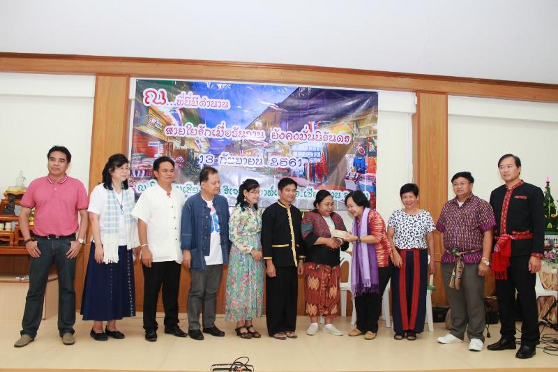 ภาพถ่าย ใช้ปุ่มลูกศร ซ้าย หรือ ขวา เลื่อนภาพถ่าย หรือปุ่มสามเหลี่ยมฉายภาพอัตโนมัติ  ถ้าต้องการบันทึกภาพ ใช้เมาส์คลิกขวาเลือกหัวข้อ  เป็นรูปภาพเป็น.. หรือ save as.. แสดงเต็มจอภาพ กุดปุ่ม F11 